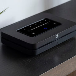 Bluesound Node striimer mööblil