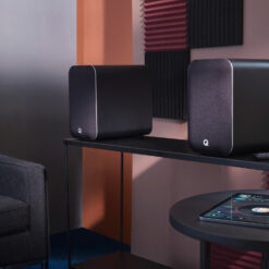 Q Acoustics M20 HD aktiivkõlarid laual