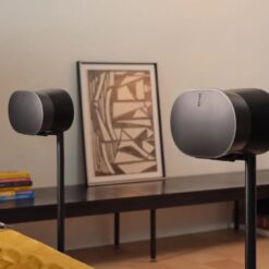 Sonos ERA 300 Wi-Fi kõlarid jalgadel