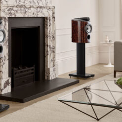 B&W 805 D4 Signature kõlarid California Burl Gloss viimistluses jalgadel elutoas