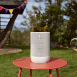 Sonos Move 2 kõlar aias