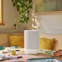 Sonos Move 2 kõlar lastetoa laual
