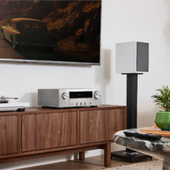 Denon DRA-900H stereoressiiver elutoas koos kõlaritega