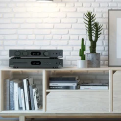 Audiolab 6000 seeria integreeritud võimendi 6000A ja CD-transport 6000CDT riiulis