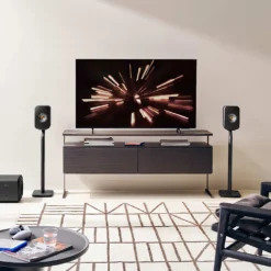KEF LSX II mustad kõlarid jalgadel, KC62 subwoofer
