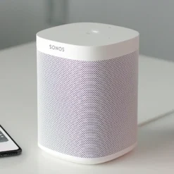 Sonos One Wi-Fi kõlar laual