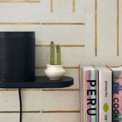Sonos One nutikõlar ja Sonos Shelf seinakinnitus
