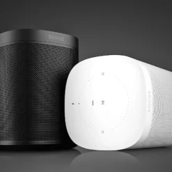 Sonos One striimiva kõlari must ja valge viimistlus