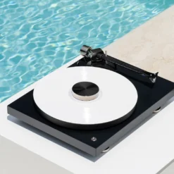 Pro-Ject Debut PRO B balansseeritud väljundiga vinüülplaadimängija