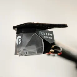 Pro-Ject Debut PRO B balansseeritud väljundiga vinüülplaadimängija