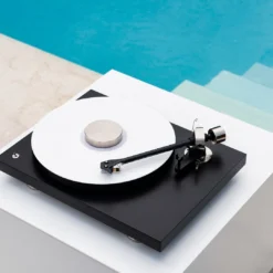 Pro-Ject Debut PRO B balansseeritud väljundiga vinüülplaadimängija