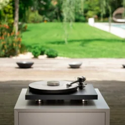 Pro-Ject Debut PRO B balansseeritud väljundiga vinüülplaadimängija