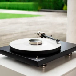 Pro-Ject Debut PRO B balansseeritud väljundiga vinüülplaadimängija