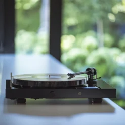 Pro-Ject Juke Box E1 helivõimendusega viinüülplaadimängija