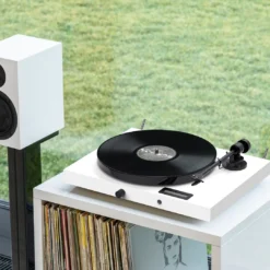 Pro-Ject Juke Box E1 helivõimendusega viinüülplaadimängija