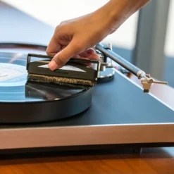 AudioQuest Silver Record Brush vinüülplaadipuhastushari