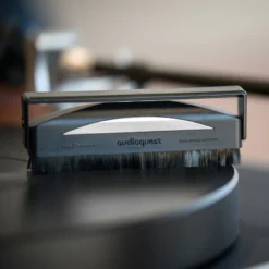 AudioQuest Silver Record Brush vinüülplaadipuhastushari