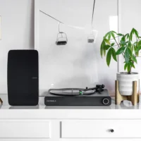 Victrola Stream Onyx Sonos toega vinüülplaadimängija