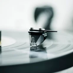Pro-Ject XA B balansseeritud väljundiga vinüülplaadimängija
