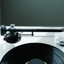 Pro-Ject XA B balansseeritud väljundiga vinüülplaadimängija