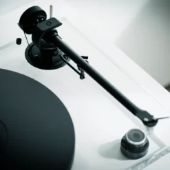 Pro-Ject XA B balansseeritud väljundiga vinüülplaadimängija
