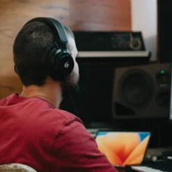 Adam Audio H200 stuudiokasutusse mõeldud suletud tüüpi kõrvaklapid