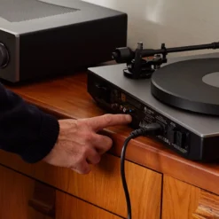 Cambridge Audio Alva TT V2 eelvõimenduse ja MC-tüüpi helipeaga vinüülplaadimängija