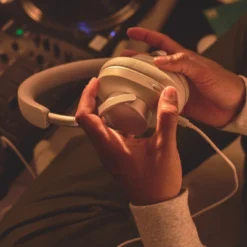 Cambridge Audio Melomania P100 mürasummutavad juhtmevabad kõrvaklapid