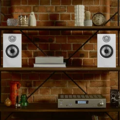 Bowers & Wilkins 606 S2 Anniversary Edition, valge paar riiulis