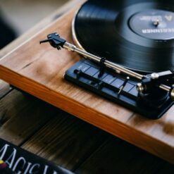 Rekkord Audio F400 täisautomaatne vinüülplaadimängija