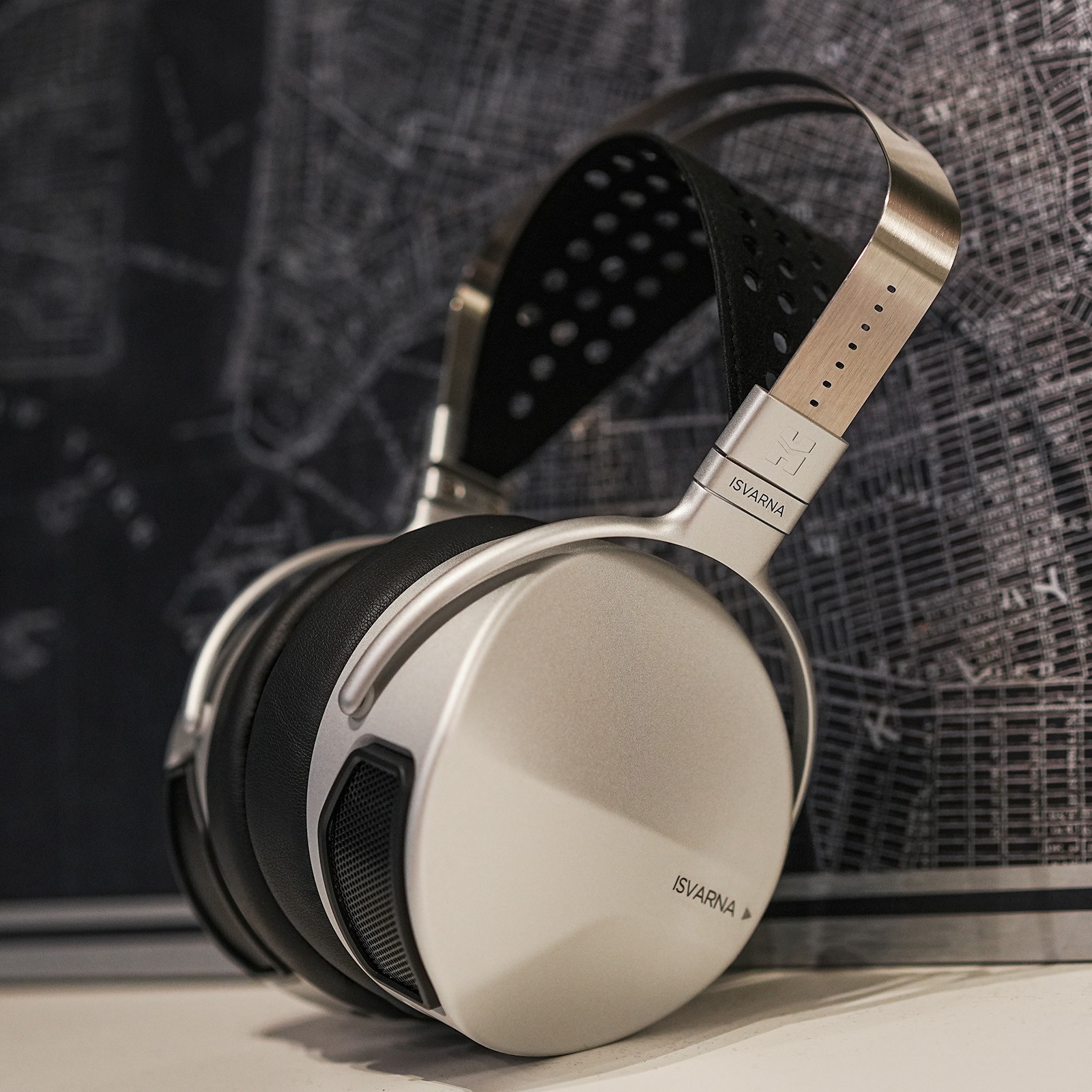 Hifiman Isvarna unikaalsed poolavatud tüüpi hübriidsete kuularielementidega kõrvaklapid