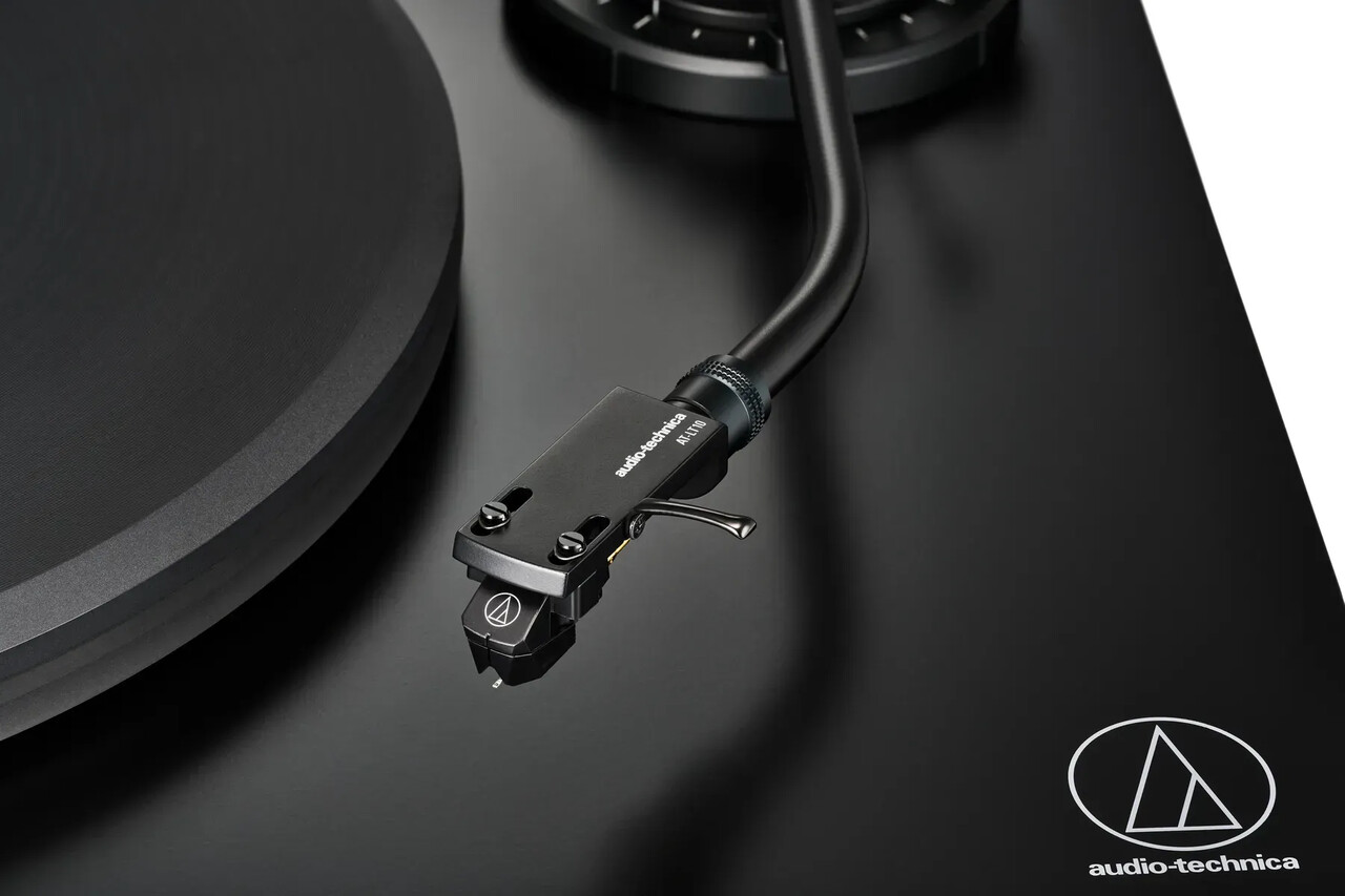 Audio-Technica AT-LP7X manuaalne rihmveoga vinüülplaadimängija
