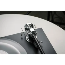 Pro-Ject Debut Reference 10 balansseeritud väljundiga manuaalne vinüülplaadimängija