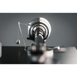 Pro-Ject Debut Reference 10 balansseeritud väljundiga manuaalne vinüülplaadimängija