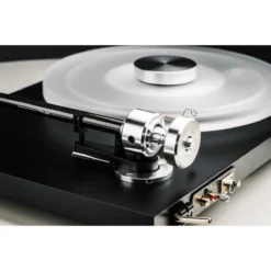 Pro-Ject Debut Reference 10 balansseeritud väljundiga manuaalne vinüülplaadimängija