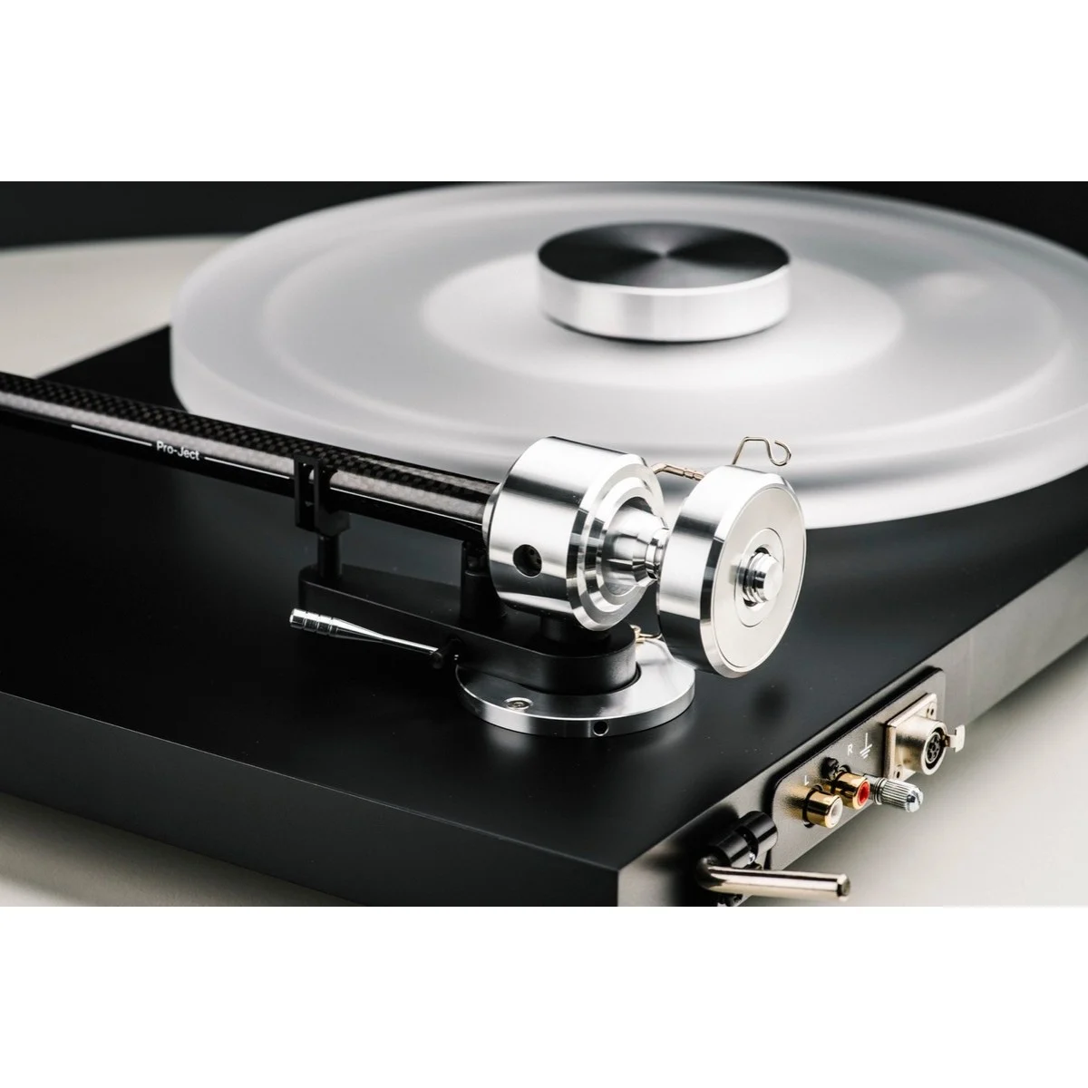 Pro-Ject Debut Reference 10 balansseeritud väljundiga manuaalne vinüülplaadimängija