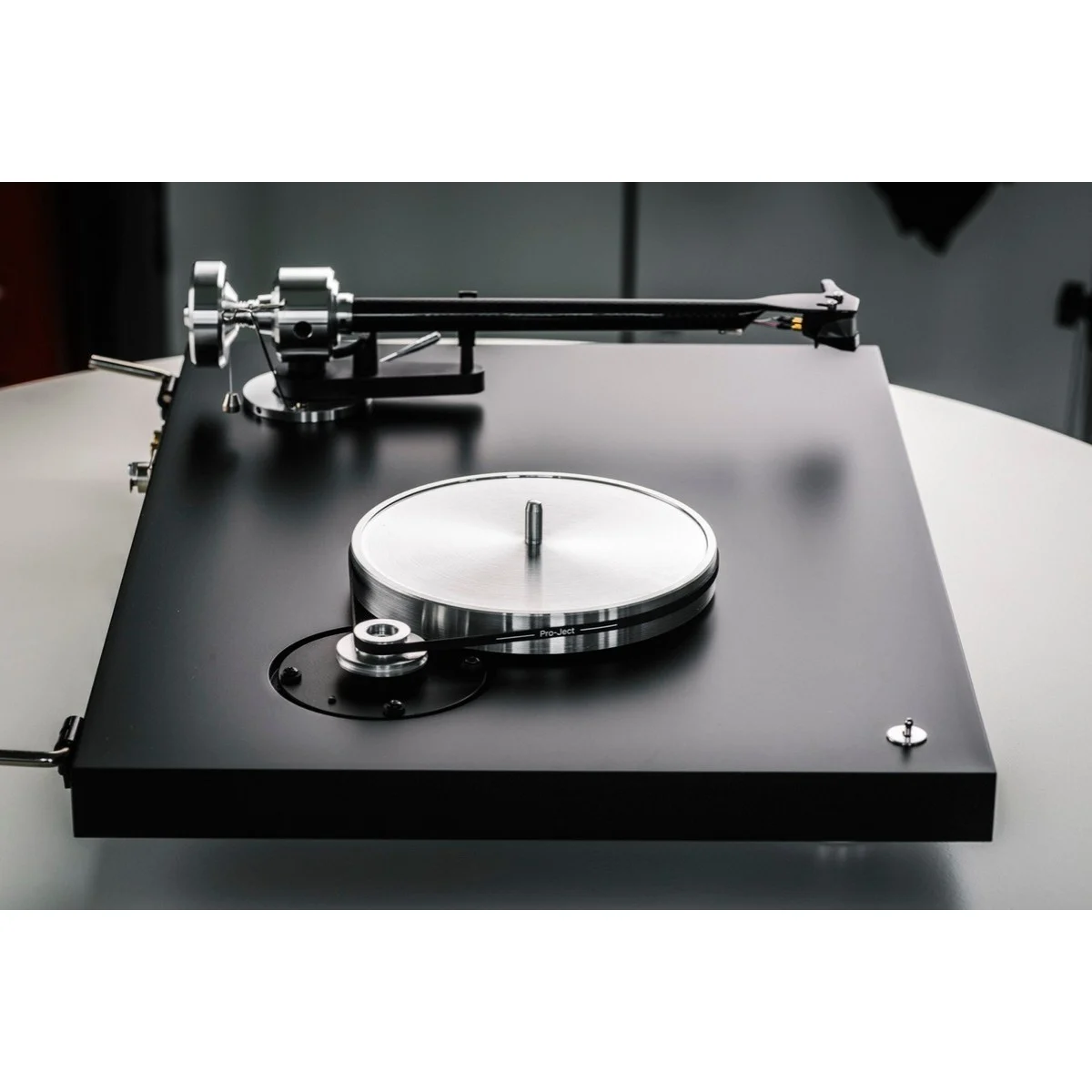 Pro-Ject Debut Reference 10 balansseeritud väljundiga manuaalne vinüülplaadimängija