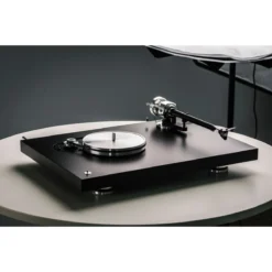 Pro-Ject Debut Reference 10 balansseeritud väljundiga manuaalne vinüülplaadimängija