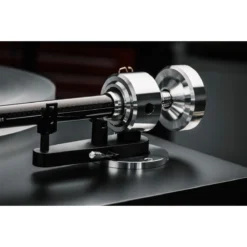 Pro-Ject Debut Reference 10 balansseeritud väljundiga manuaalne vinüülplaadimängija