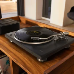 Denon DP-500BT poolautomaatne Bluetoothiga vinüülplaadimängija
