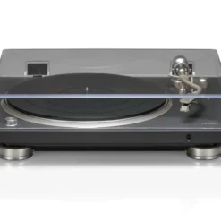 Denon DP-500BT poolautomaatne Bluetoothiga vinüülplaadimängija, tolmukaas peal