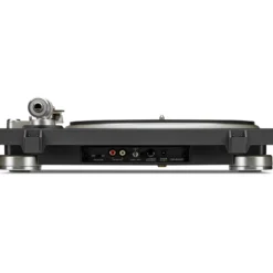 Denon DP-500BT poolautomaatne Bluetoothiga vinüülplaadimängija, tagantvaade koos ühendustega